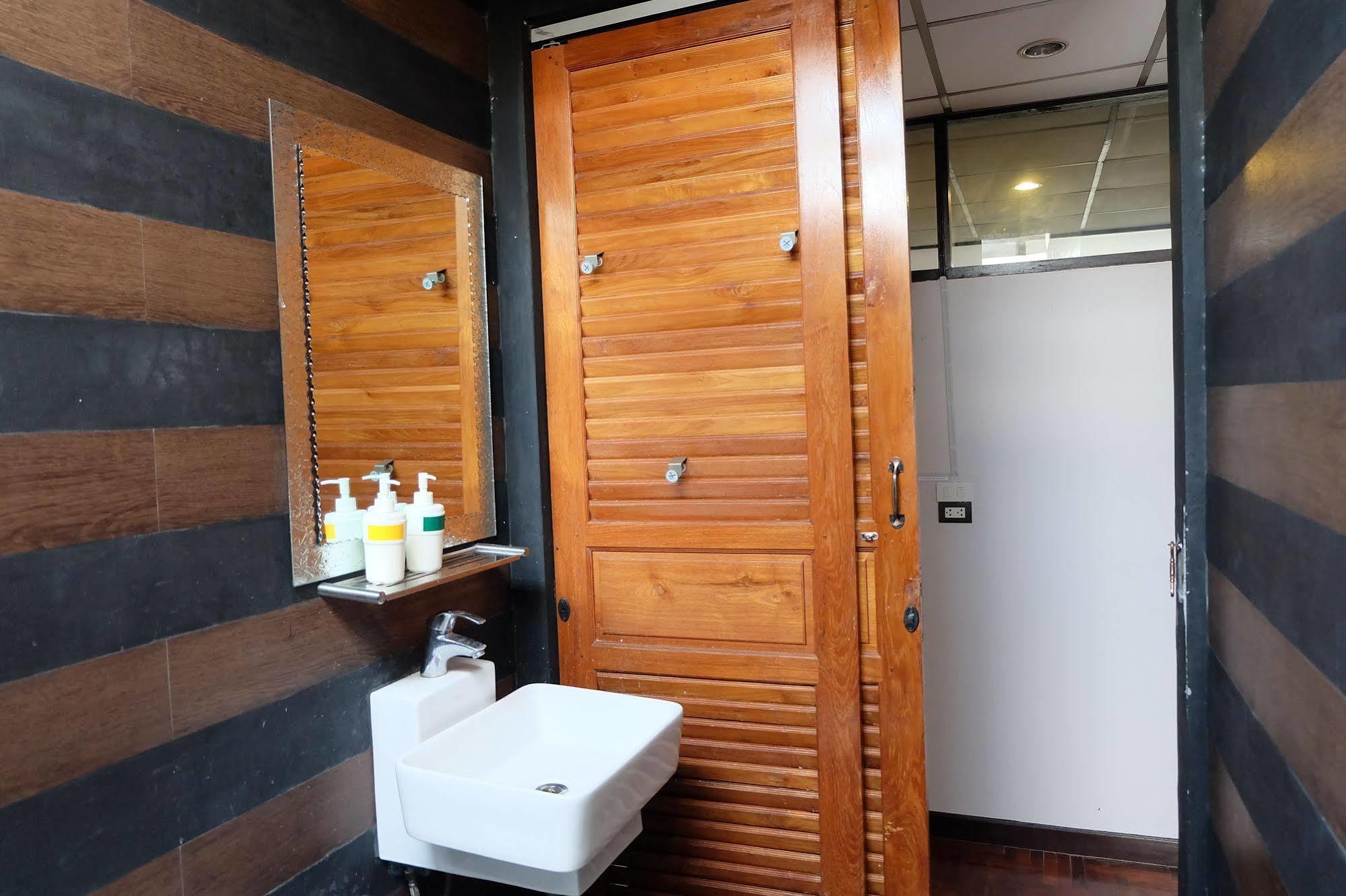 Tiny Hostel Bangkok Extérieur photo